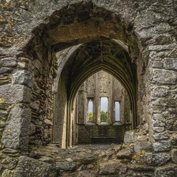 View through window to Hore Abbey abandoned interior with decorative arches Foto stock