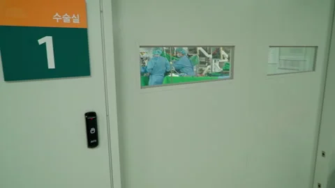 View through the window neurosurgeons performing high-precision brain surge.. 스톡 동영상 335651227