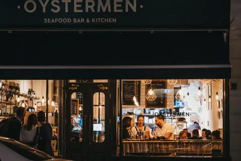 View through the window of people inside Oysterman restaurant in Covent Garde Foto stock