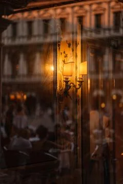 View through the window to the restaurant of Venice and the people reflected  Foto stock