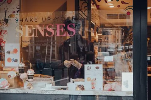 View through the window of staff working in a chocolate shop in Brussels, Bel Stock-Fotos