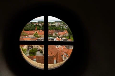 View through the window on the tower of the castle and the view of Cesky Krum Stockfoto's