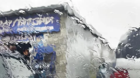 View through the windshield of a car during rain. Vidéo 299711232