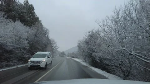 View through the windshield, driving on the road in winter. Heavy snowfall Vídeos de archivo 227493662