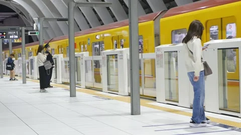 View of Tokyo subway platform station while passenger waiting for incoming .. Видео 335580665