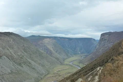 View from the top of a deep canyon surrounded by mountains, a river flowing.. Foto stock