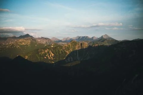 View from the top of Giewont Mountain on cliffs and mountains at sunset with Foto stock