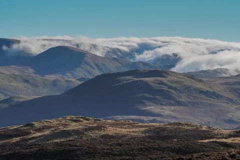 View from top of Gowbarrow Fell with clouds cascading over fells, Lake Distri Foto stock