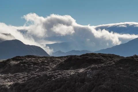 View from top of Gowbarrow Fell with clouds cascading over fells, Lake Distri Foto stock