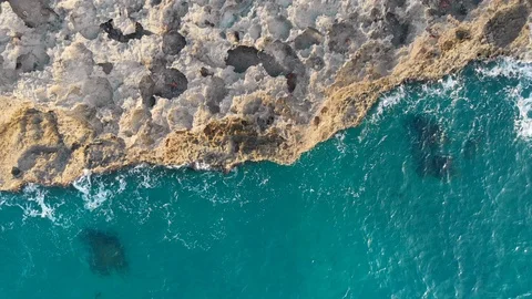 View from the top as ocean waves break on the rif Video stock 101486967