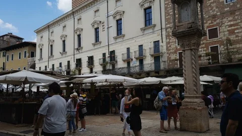 A view of Torre dei Lamberti from the Piazza delle Erbe, Verona 库存影片 92332901