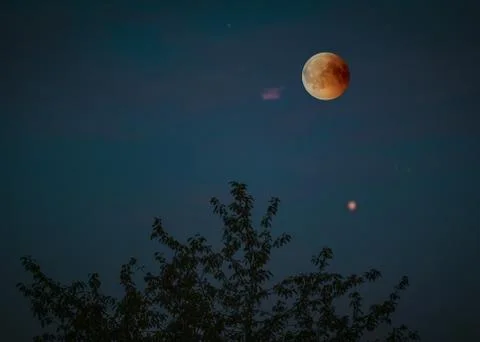 View of Total Lunar Eclipse bloodmoon on July 28 2018 in Germany Fotos Stock