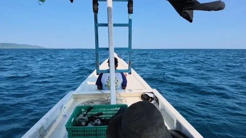 View from a tour boat sailing toward a snorkeling spot through the tropical 動画素材 347127204
