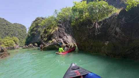 View of tourists kayaking through the narrow limestone sea cave of Ko Hong Vídeo Stock 345994712