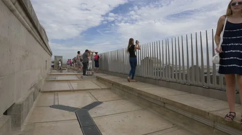 View of tourists on top of Arc de Triomphe in Paris Video stock 59866629