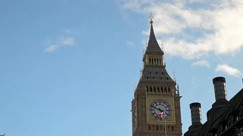 View up towards Big Ben and the Palace of Westminster, London, United Kingdom Vídeo Stock 317546848