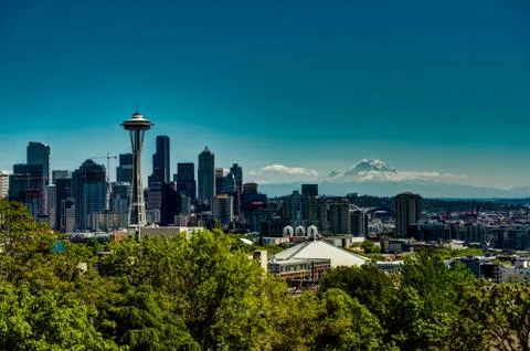 View towards Space Needle with Mount Rainier in Background in Se Foto stock