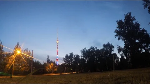 View of the tower from the evening park timelapse Vidéo 77284320