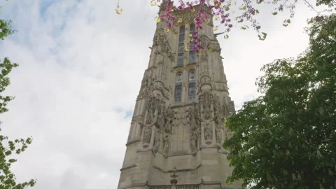 View of a tower Tour Saint-Jacques through the branches of flowering trees. Stock-Footage 308738175
