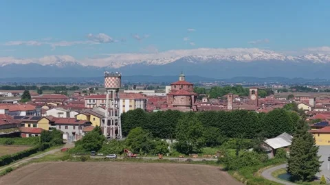 View of the town skyline and Alps in San Germano Vercellese, Italy. Vidéo 335763210
