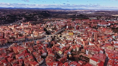 View of a town in Spain with red rooftops and a bridge Stock-Footage 333110510