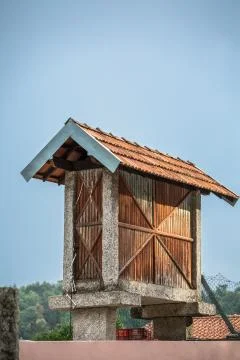 View of traditional warehouse to store corn, typical in Portugal Foto stock