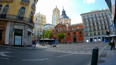 View on traffic and peolple passing by in the centre of Madrid Stock Footage 93903608