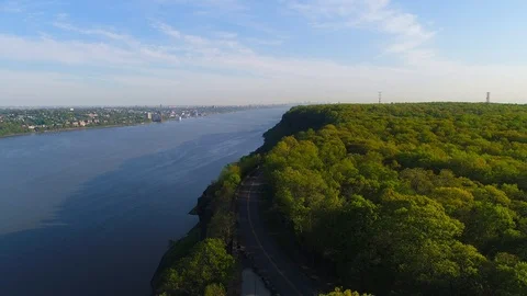 View of the Trail and Trees Overlooking Hudson River - Pullback View Stock-Footage 90319104