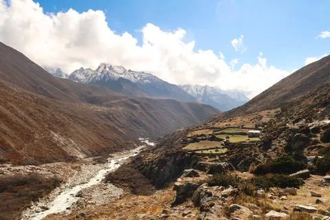View on the trail between Pangboche and Dingboche, a traditional farmhouse ne Foto stock