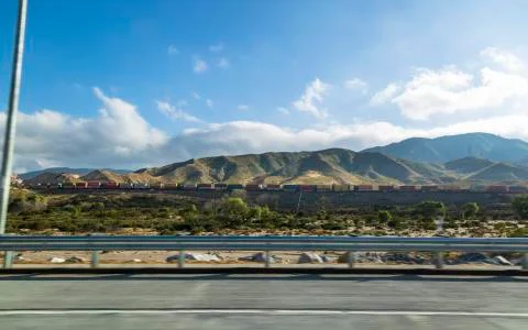 View of train going along highway 15 near Los Angeles, California, United Sta Foto stock