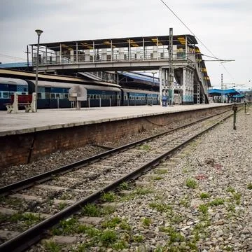 View of train Railway Tracks from the middle during daytime at Amritsar rai.. Foto stock