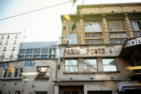 View from train of the sign PARIS POSTE on old building paris suburbs Foto stock