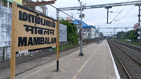 The View of Train Track and the Name board of Mambalam, Chennai. Vidéo 299975473