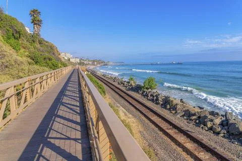 View of the train tracks and ocean from the bridge at San Clemente, Californi Foto stock