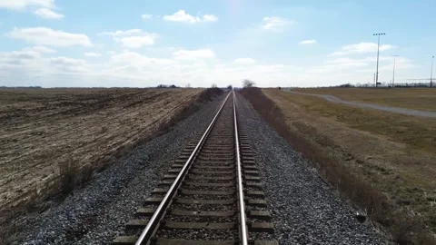 A view of train tracks in the farm field south of Bowling Green KY Vidéo 343032369