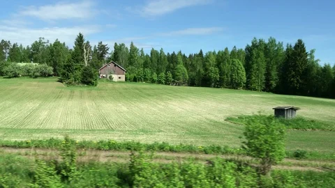View from train window, Finland, green valley with houses Vidéo 91362013