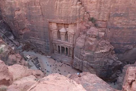 View onto the treasury from the viewpoint at the end of the al khubtha trail, Foto stock
