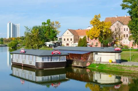 View of Trinity Suburb and cafe on river Svisloch, Minsk Stockfoto's