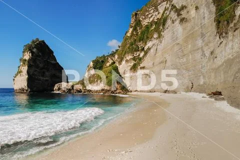 View of tropical beach, sea rocks and turquoise ocean, blue sky. Atuh beach, Stock-Fotos