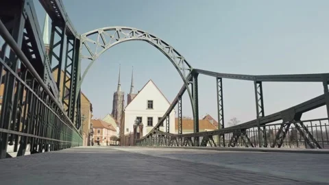View of the Tumski Bridge and Ostrow Tumski in Wrocław. 库存影片 224326372
