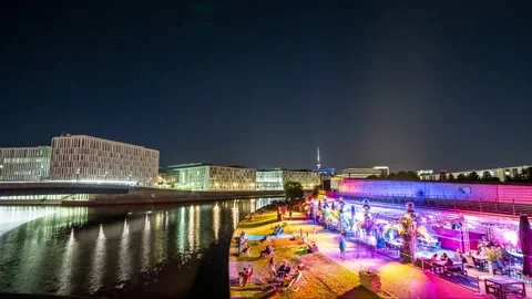 View of the tv tower at night at Berlin Central Station.time lapse Vídeo Stock 138594697