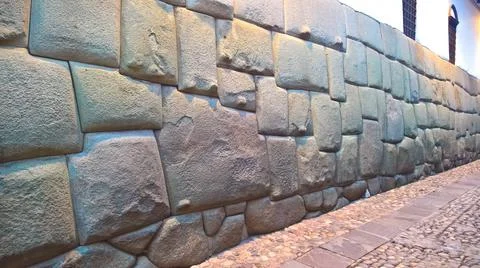 View to Twelve-angled stone aka Hatun Rumiyoc as a part of a wall of the pala Foto stock
