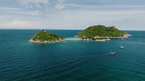 View of twin green islands surrounded by blue sea. Ko Nang Yuan, Thailand. Stock Footage 301157334