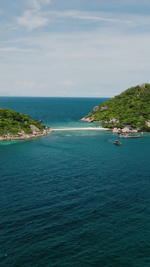 View of twin green islands surrounded by blue sea. Ko Nang Yuan, Thailand. Stock Footage 302697748