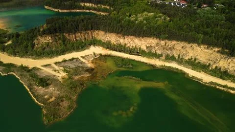 View of Two Lakes in Forest with Sandy Trails and Dramatic Cliffs This elevated Fotos Stock