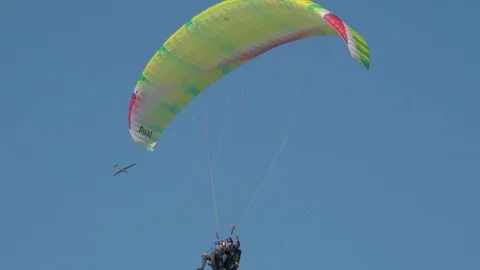 A view two people riding the paragliding in the sky Stock-Footage 89193064