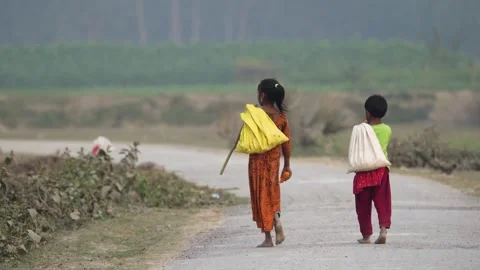 View of two young girls walking on a rural road in Bogura, Bangladesh. Vidéo 335586334