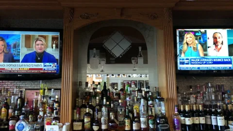 View of Typical Bar and Grill from the Bar Stool. Tv's Show News Programs. 스톡 동영상 194350565