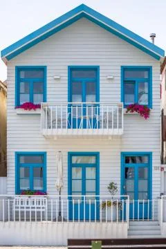 View of typical Costa Nova beach house, colorful striped wooden beach houses Foto stock