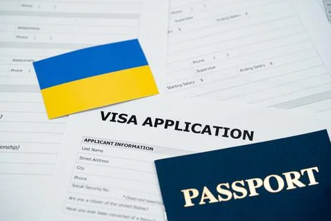View of Ukraine visa application form with passport and national flag Stockfoto's